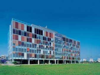 04netcity_venecijaner_zelenilo_pogled cijelina_centralna jezgra_open space uredi_dvostruka staklena fasada u boji_betonska konstrukcija