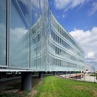 01mani 2_poslovni centar_dvostruka staklenafasada_betonska konstrukcija_natur beton_open space uredi_centralna jezgra_pogled fasada 2